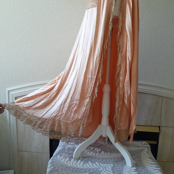 1940's Silk Dressing Gown - Picture 5 of 16